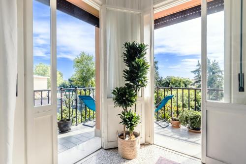 Bright Vatican Suite with Garden View Balcony and Full Kitchen, Рим (фото 3)