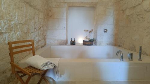 Fürdőszoba, I Trulletti dell'Ulivo a Masseria Santalachicca in Stabile