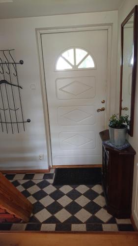 Stuga i skogsbryn in 옘스회그