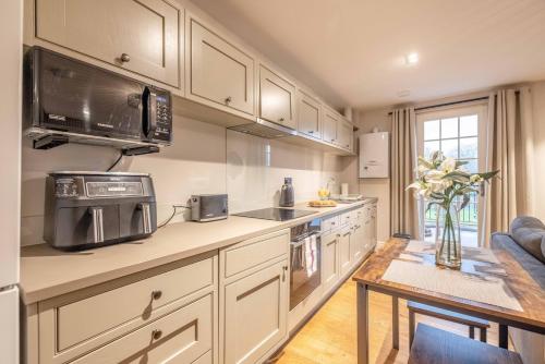 Your Perfect 1 Bed Escape in Windsor - By Tempstay, Windsor (Foto 9)