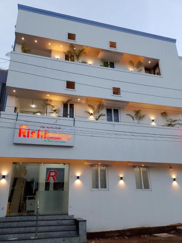 람메스와람 Rishi Residency 호텔 수영장