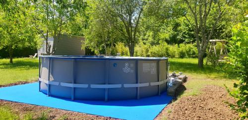 สระว่ายน้ำ, Gîte Aux Couleurs de Saint Martin avec SPA-Billard (Gite Aux Couleurs de Saint Martin avec SPA-Billard) in อูตัน