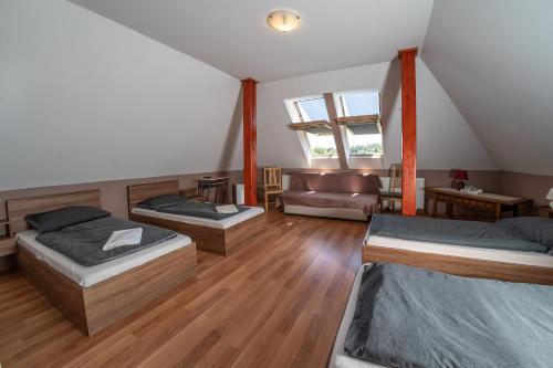 4 twin beds