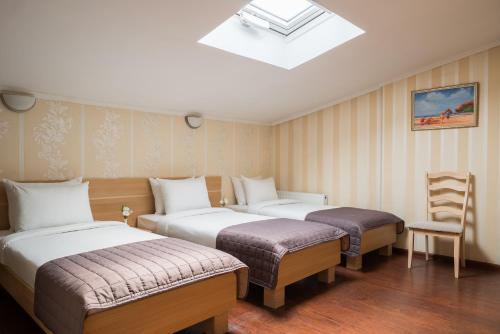 2 twin beds