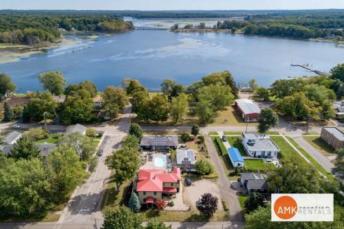 Lake Life Getaway - Condo near downtown! in Douglas, USA