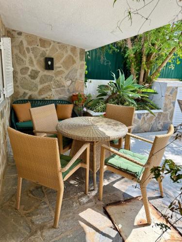 Charming cottage, pool & garden by Guincho beach in Aldeia de Juzo