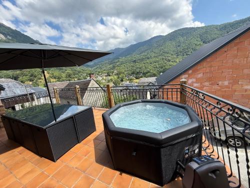 Gyógyfürdő, Gite boutx avec Jacuzzi 12 personnes 5 LITS DOUBLES ET 1 CANAPE LIT in Saint-Beat