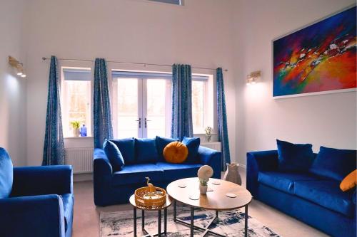 Grandeur at Kennedy-Comfortable 5 Bedrooms- Sleeps 9- Fast WiFi- Parking, High Wycombe