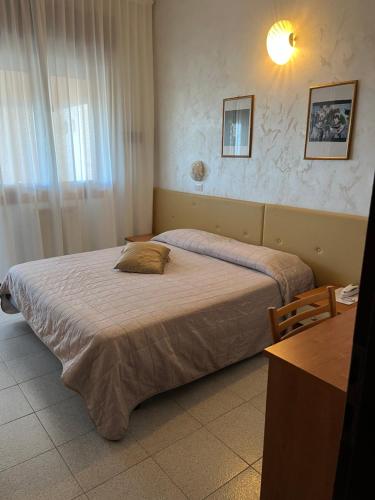 Economy Double Room image 5