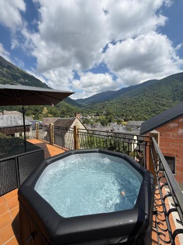 Gite boutx avec Jacuzzi 12 personnes 5 LITS DOUBLES ET 1 CANAPE LIT in Saint-Beat