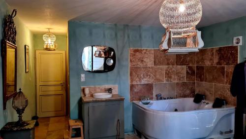 bubbelbad, Heure Bleue Uzès Villa d'antiquaire 160 m2 Suites et Jardin (Heure Bleue Uzes Villa d'antiquaire 160 m2 Suites et Jardin) in Uzes