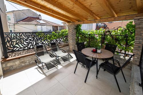 VELA VOLTA Holiday Home in Vrbnik