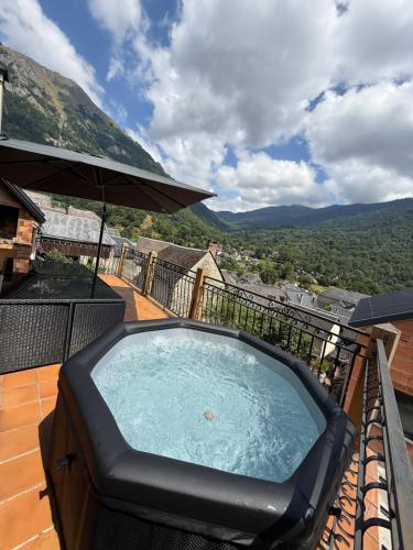 Pezsgőfürdő, GITE 15 Places avec Jacuzzi à BOUTX LE MOURTIS (GITE 15 Places avec Jacuzzi a BOUTX LE MOURTIS) in Saint-Beat