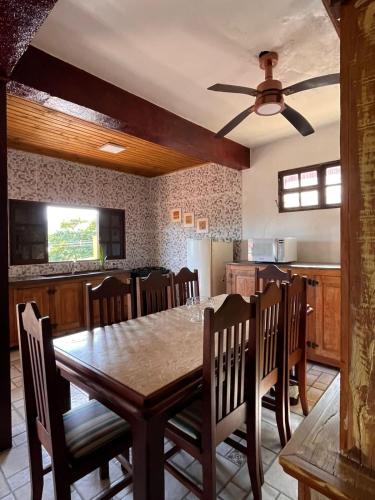 Konyha, Casa amarela in Praia da Feiticeira