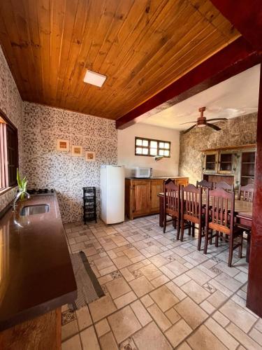 Konyha, Casa amarela in Praia da Feiticeira