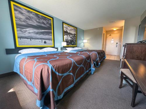 Standard Queen Room with Two Queen Beds image 8