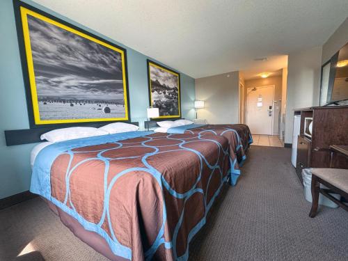 Standard Queen Room with Two Queen Beds image 6