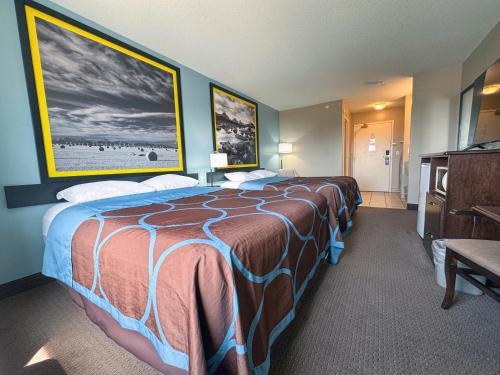 Standard Queen Room with Two Queen Beds image 7