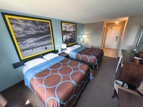 Standard Queen Room with Two Queen Beds image 5