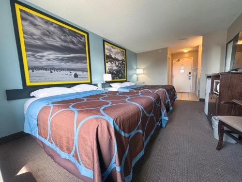 Standard Queen Room with Two Queen Beds image 4