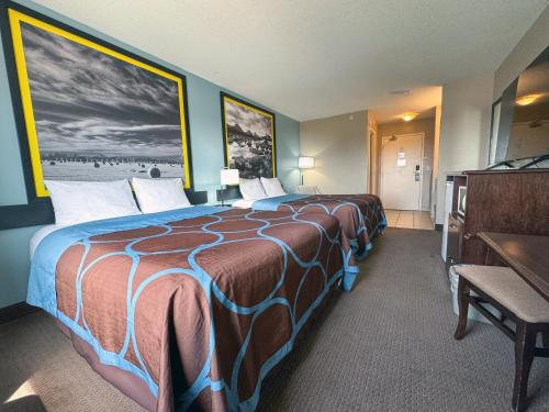 Standard Queen Room with Two Queen Beds image 3