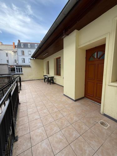 Face à la gare - Chambre 3 (Face a la gare - Chambre 3) in โรอัน