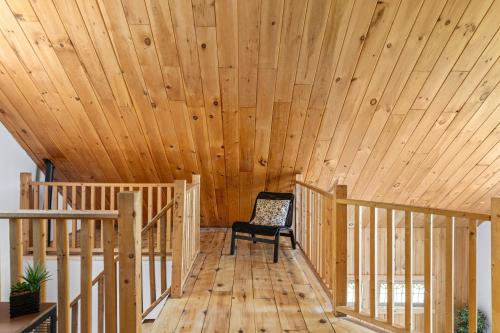 Panoramic View Waterfront Cozy Chalet and Spa in Chertsey (QC)