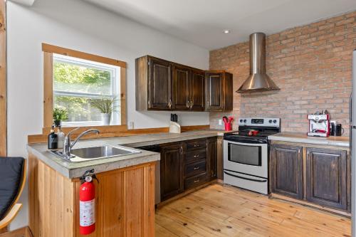 Konyha, Panoramic View Waterfront Cozy Chalet and Spa in Chertsey (QC)