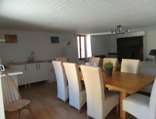 Kjøkken, Apple Barn Cottage with 5 Bedrooms in Oradour-sur-Vayres