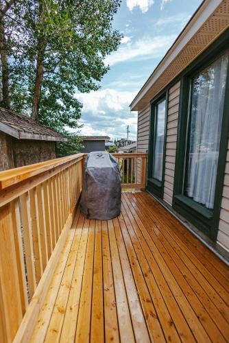 balcon/terasă, Pet-Friendly Invermere Home with Firepit by StayIn in Invermere (BC)