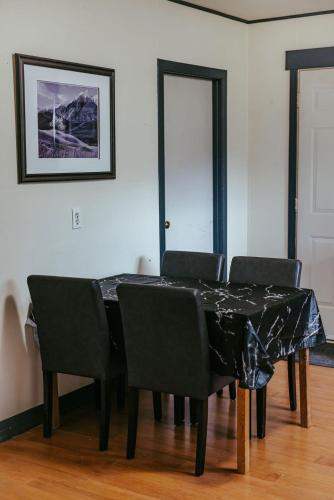 Dotări, Pet-Friendly Invermere Home with Firepit by StayIn in Invermere (BC)