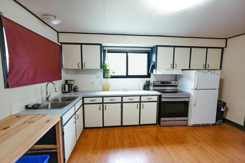 bucătărie, Pet-Friendly Invermere Home with Firepit by StayIn in Invermere (BC)
