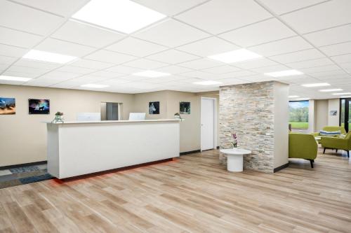 Days Inn by Wyndham Perryville - image 7