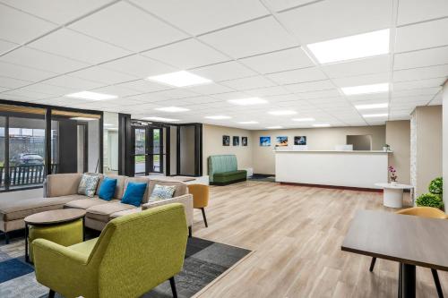 Days Inn by Wyndham Perryville - image 2