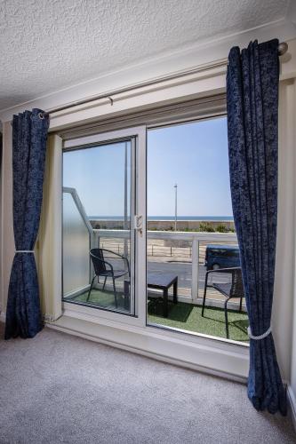 Balcony/terrace, The Beachcomber - seafront, free parking, free wifi in Jubilee