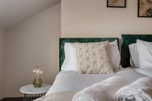 The Rockfield by Serene Stays Stylish 6BR near Anfield with Bar Virgin Media and Fast WiFi, Liverpool (photo 11)