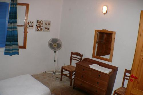 1 queen bed, 2 sofa beds