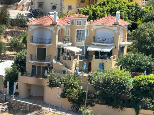 Villa Tzitzifies 1