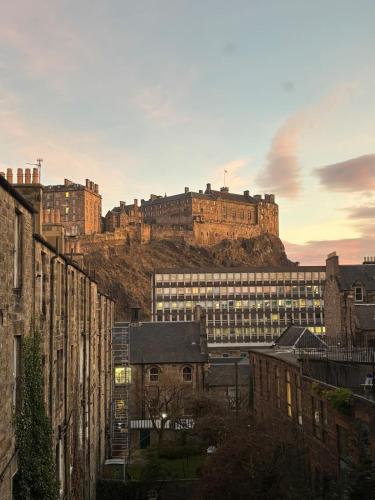 Modern One Bed Flat, Historic Old Town Edinburgh, Edynburg