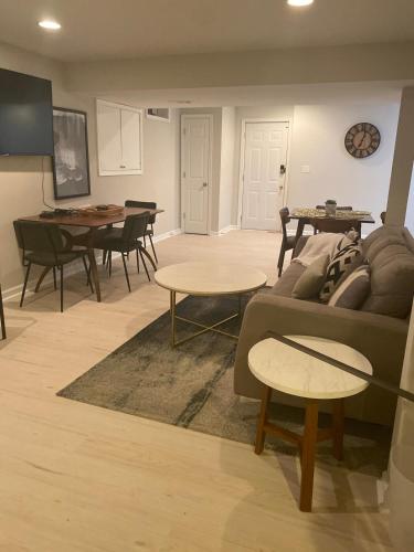 Cozy 2BR suite w Sauna in 利斯堡