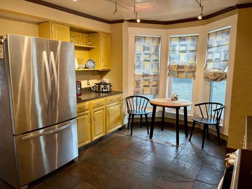 مطبخ, Historic Home with Farm Fresh Eggs in Denver in Globeville / North Washington