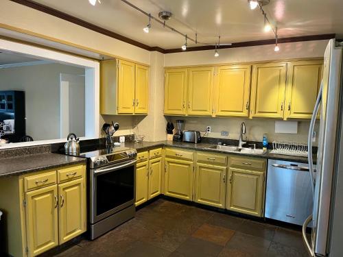 مطبخ, Historic Home with Farm Fresh Eggs in Denver in Globeville / North Washington