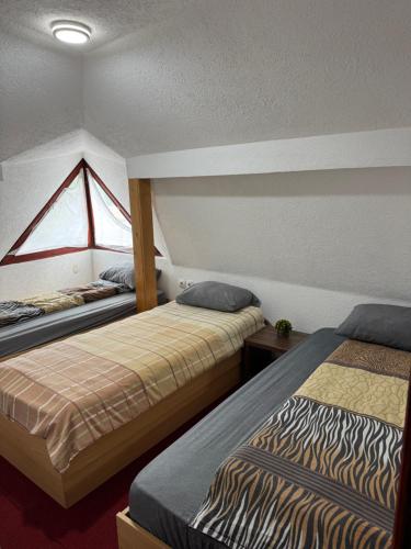 3 twin beds