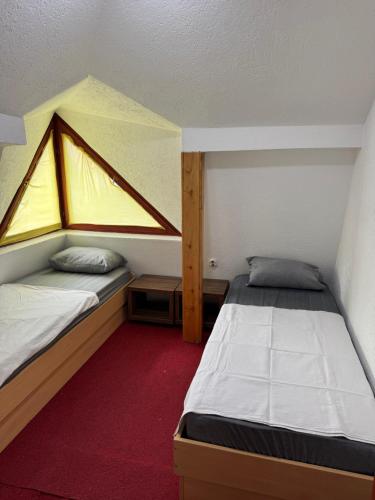 2 twin beds