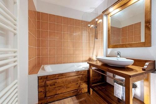 Fürdőszoba, Appartement Abries - Jacuzzi et piscine - Pied des pistes - Duplex 6 personnes - Résidence étoilée (Appartement Abries - Jacuzzi et piscine - Pied des pistes - Duplex 6 personnes - Residence etoilee) in Abries