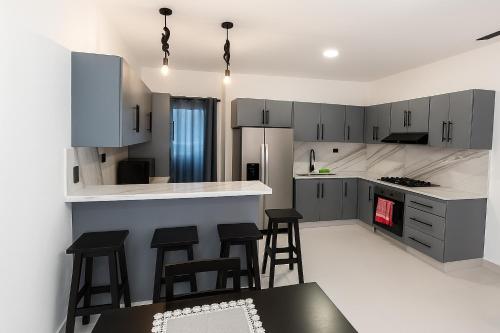 ห้องครัว, Modern 2BR Apartment 3 Min from Airport with Free Parking in ปลายา โดราดา