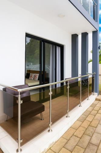 ระเบียง/ชานเรือน, Modern 2BR Apartment 3 Min from Airport with Free Parking in ปลายา โดราดา