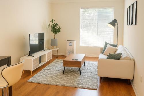 LA Koreatown Nest House - Modern, Free Parking, Pool and Sauna, No Cleaning Fee