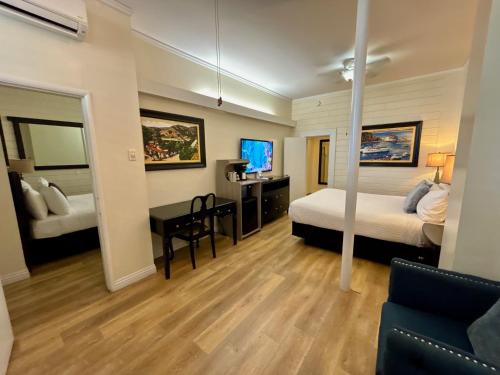 Catalina Courtyard Suites - image 9