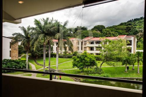 CR MARIPOSA RENTALS lakeview, spacious penthouse with office, pool, gym, Jacuzzi in 奥罗河